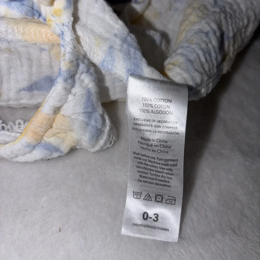 Emily and Oliver Baby Girl Lemon Muslin Romper 0-3 Months Faux Wood‎ Buttons EUC